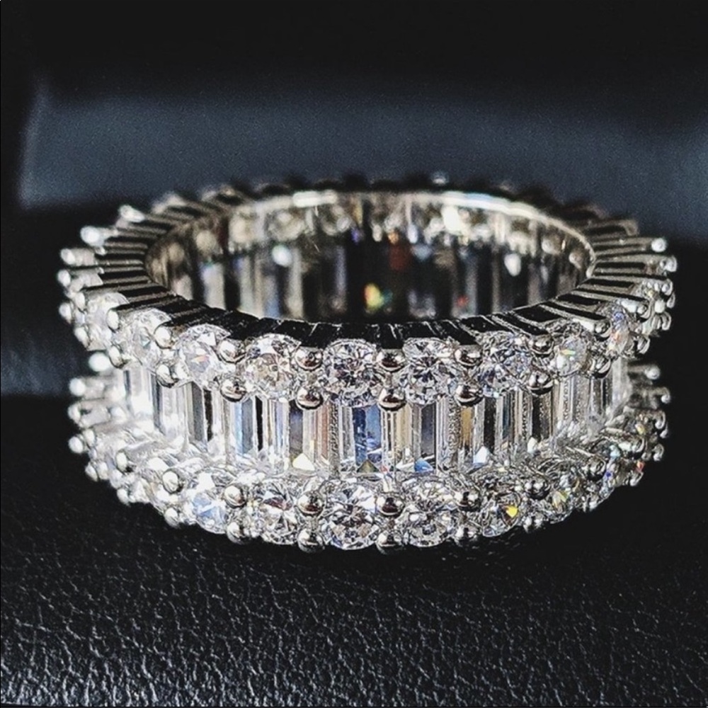 NEW 18K GOLD BAGUETTE ROUND DIAMOND ETERNITY RING - Picture 7 of 7